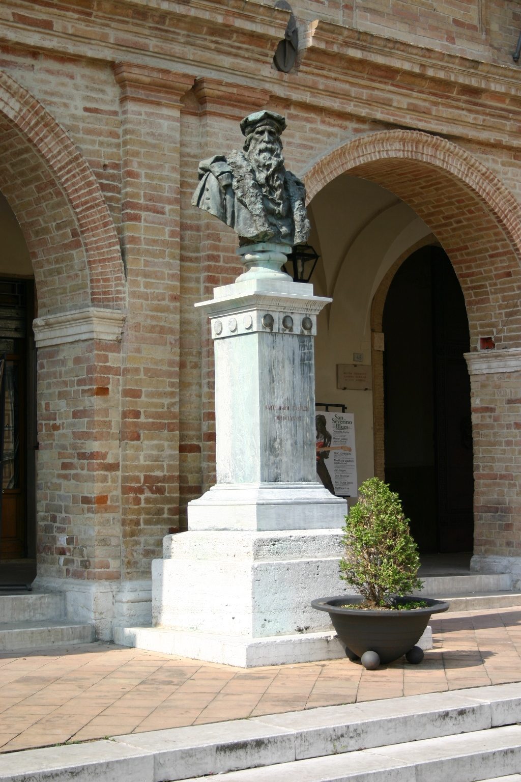 Bartolomeo Eustachi's monument, San Severino Marche, Italy - 02.JPG